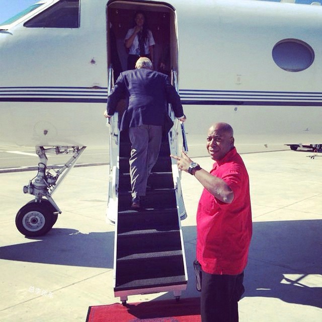 一点直接包机,拥有私人飞机的屈指可数,这位雷吉马丁远行都是私人飞机