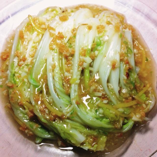 蒜粒炒香,然后下娃娃菜,干辣椒翻炒至娃娃菜脱水,然后下盐,蚝油翻炒