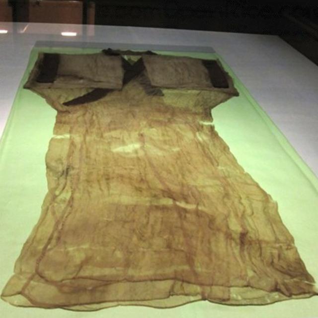 千年古墓出土一件衣服,仅49克,专家耗时13年都没有复制成功
