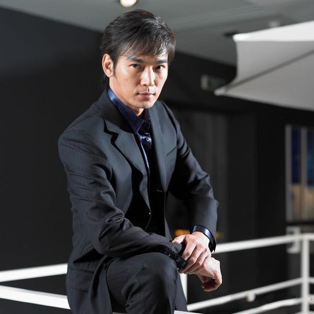 51岁焦恩俊近照,胡子没了容颜出人意料,女儿新造型撞脸唐嫣!