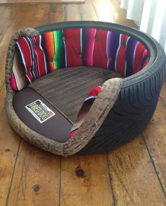 这个大轮胎做成的沙发,坐着真的很舒适这样的狗窝也很不错