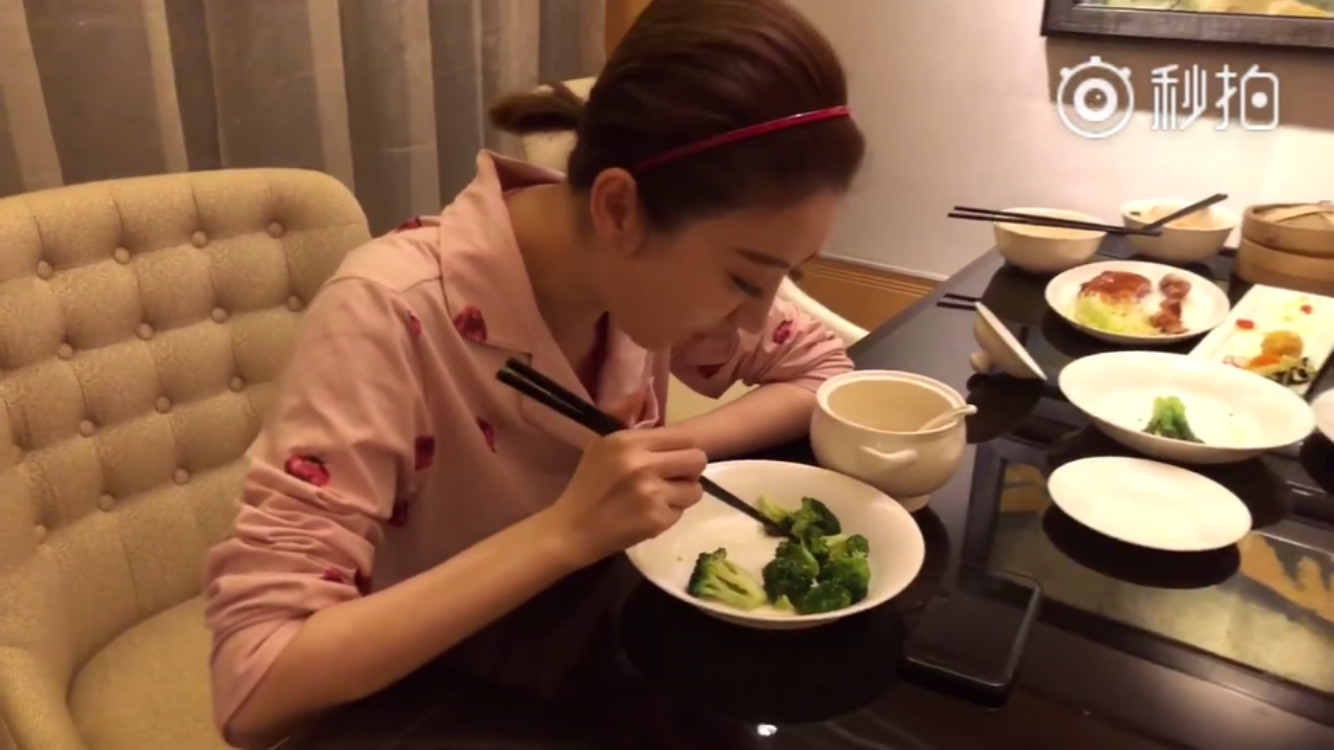 女星学不来的减肥方式景甜为减肥竟吃草