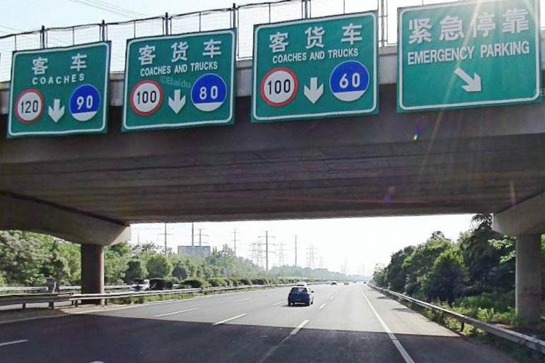 最左侧快车道没人走?车主抱怨:走快车道反而更慢,为何?