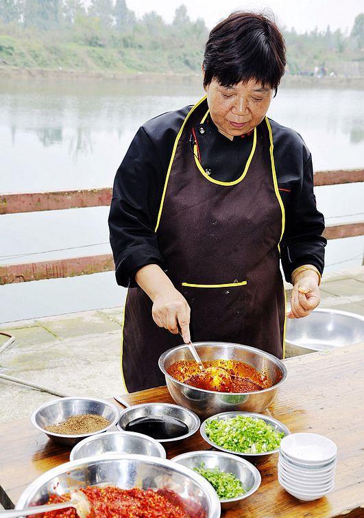 乡村大妈调制香辣酱,其经验之老道,手法之娴熟,味道之醉人,简直让人