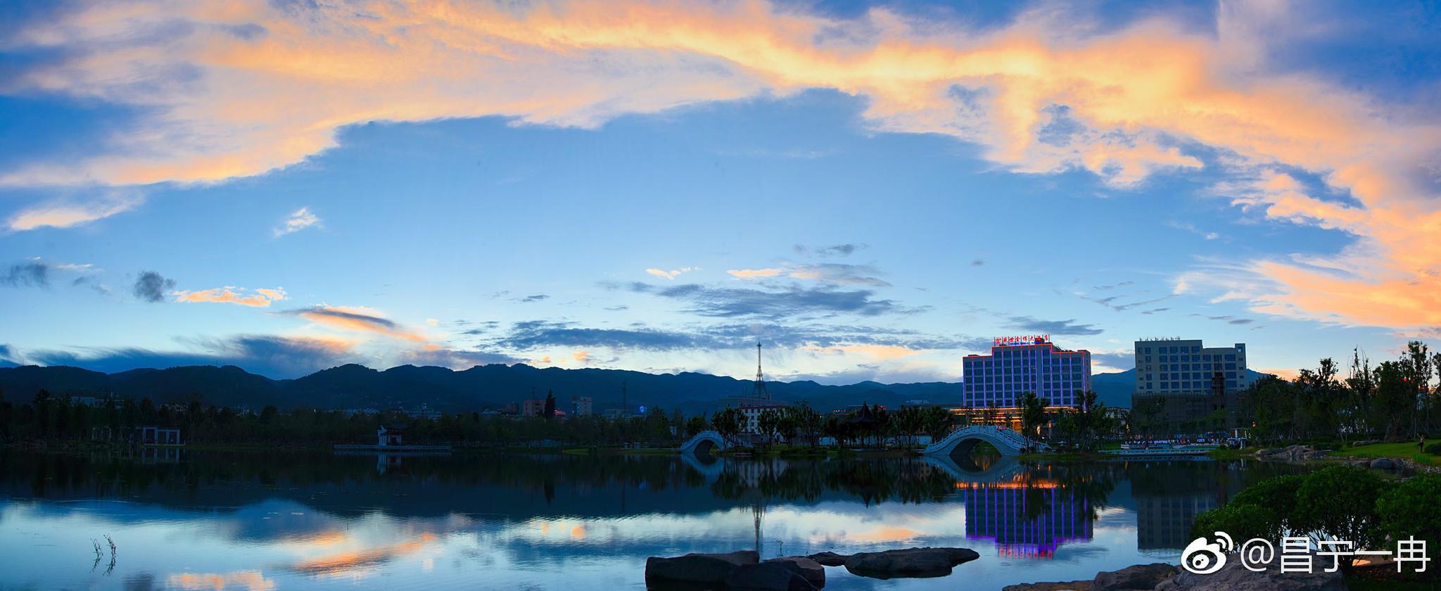 美丽昌宁湛蓝天空彩云桥长图