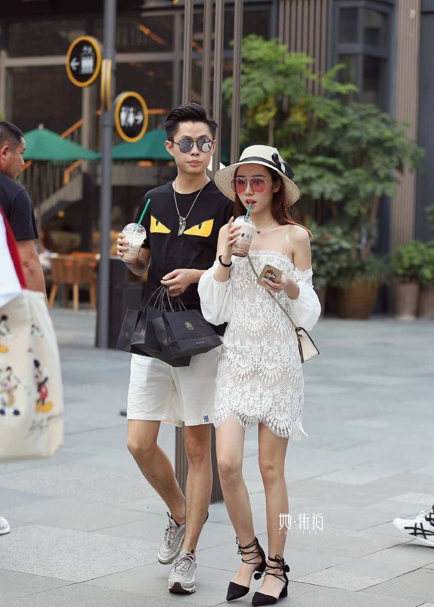 街拍情侣:情侣逛街,尽显恩爱和甜蜜!