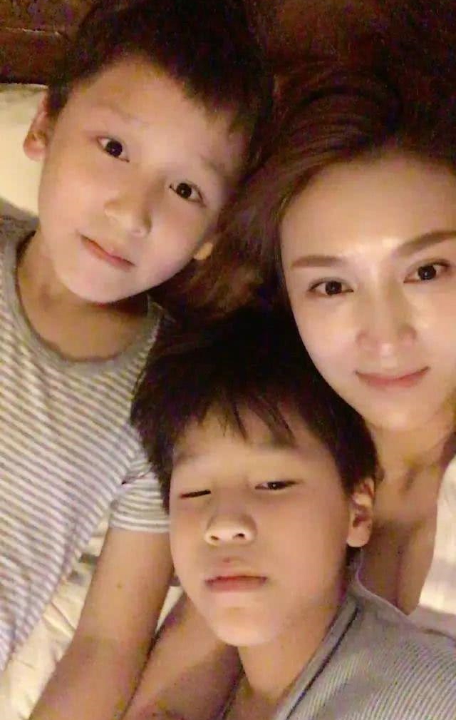 娱乐圈的明星都生双胞胎颜值差异最大的双胞胎原来是他的孩子