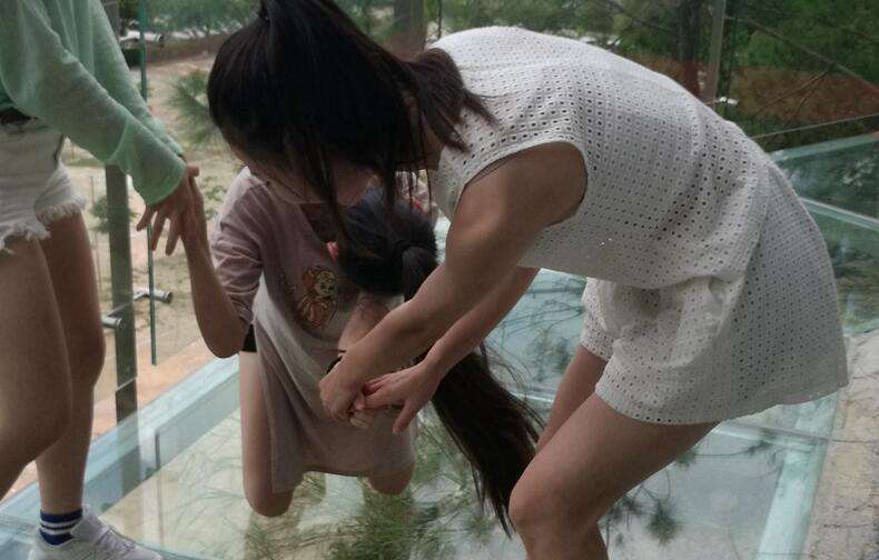 玻璃栈道上面吓到尿失禁,被罚款五万元,商家:我是开玩笑的