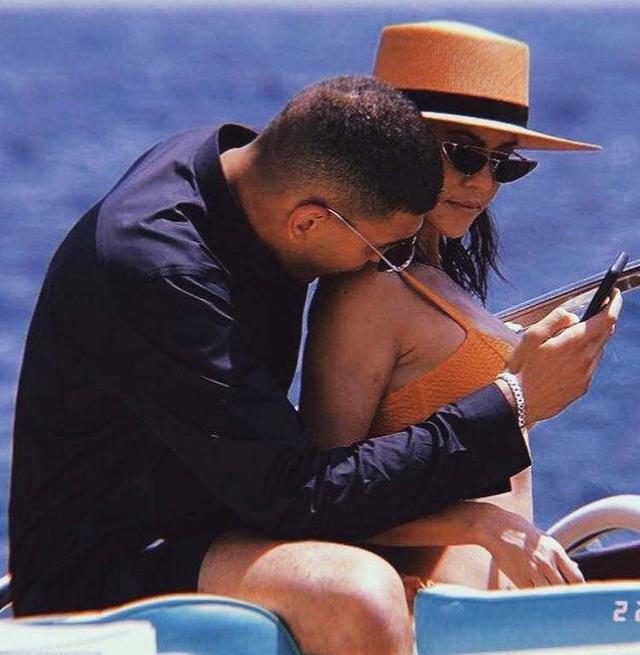 考特尼·卡戴珊和25岁鲜肉男友海边秀恩爱, 大姐的眼光真不错