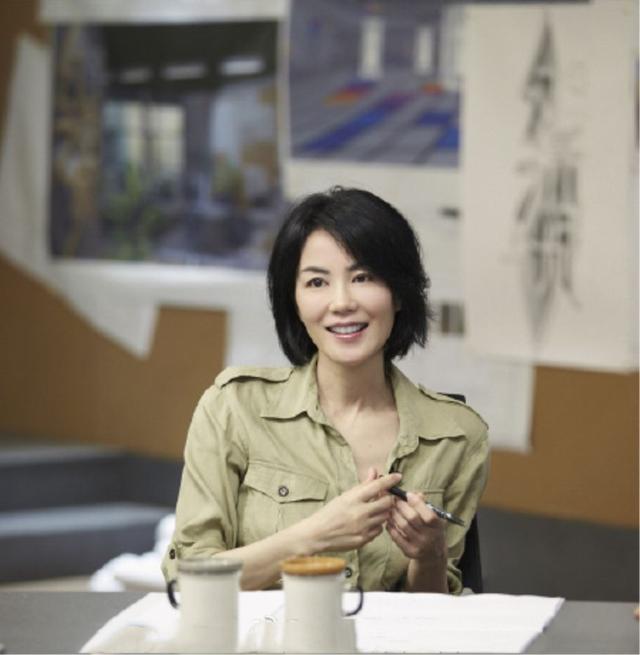 王菲快50岁了年纪越大越会穿私服干净利落衣品从不下线