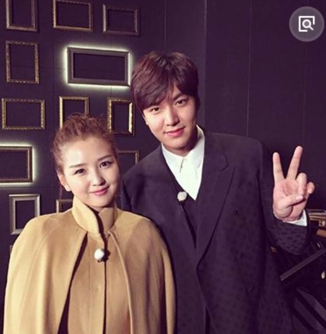 李敏镐和谁合照都是剪刀手,唯独遇到图4,网友:真是够般配的!