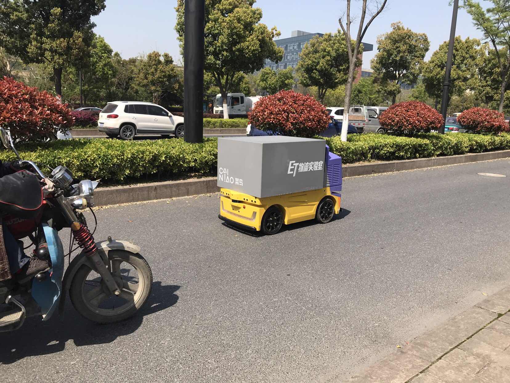 菜鸟配送机器人小gplus正式路测了看红绿灯避让车辆行人