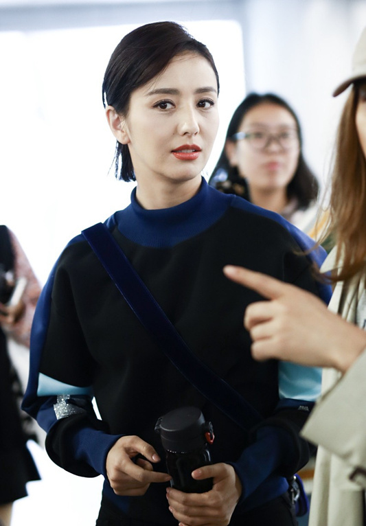 佟丽娅一袭黑色礼服红唇欲滴,宛如剥了皮的火龙果,造型吸睛全场