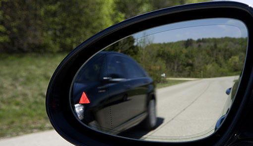 很多车后视镜有个黄色三角形是什么你知道吗