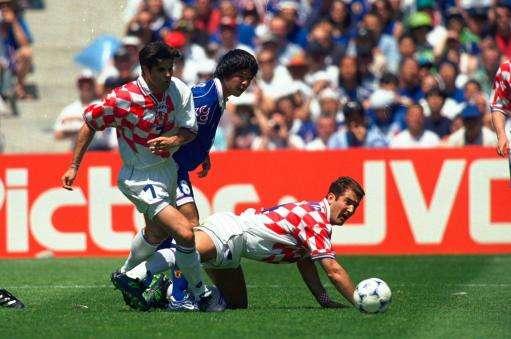 不过,罗马尼亚队捍卫了种子球队的尊严,他们在与英格兰队的较量中2-1