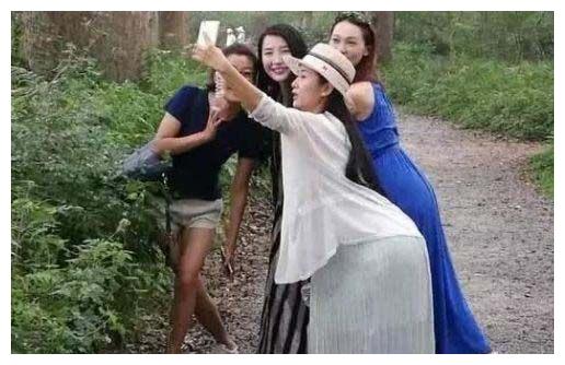 幽默笑话:生病了也不忘发到朋友圈,让人点赞