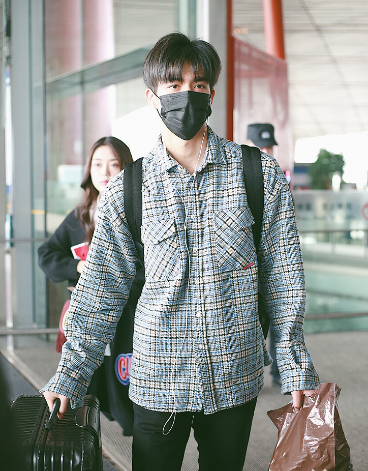 宋威龙穿灰色格纹衬衫搭配黑色运动裤休现身机场 帅气有型