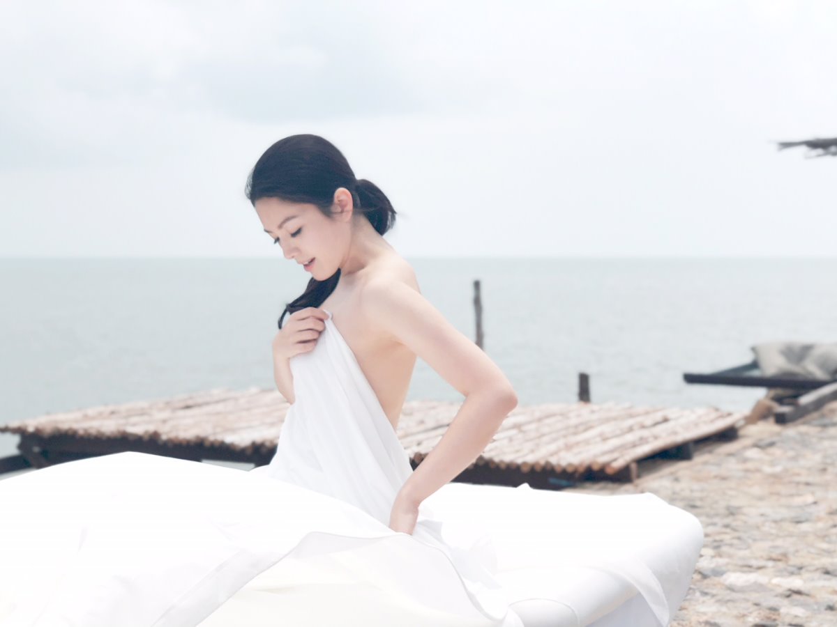 她如同现实版的"灰姑娘",因为苟芸慧20岁之前是千金小姐,但后来父亲