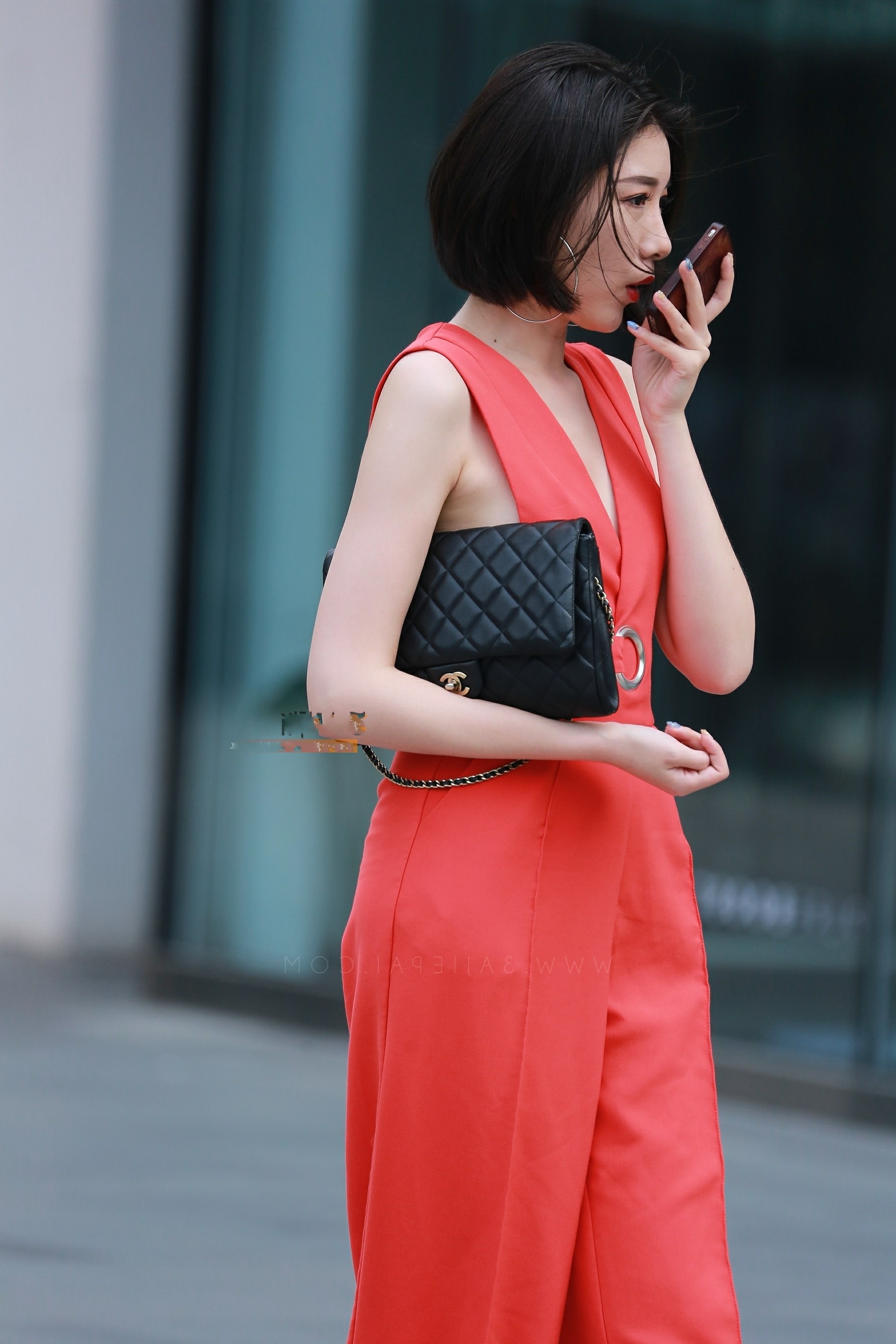 气质小姐姐红色连体衣大气十足一马平川走在街头赚足回头率