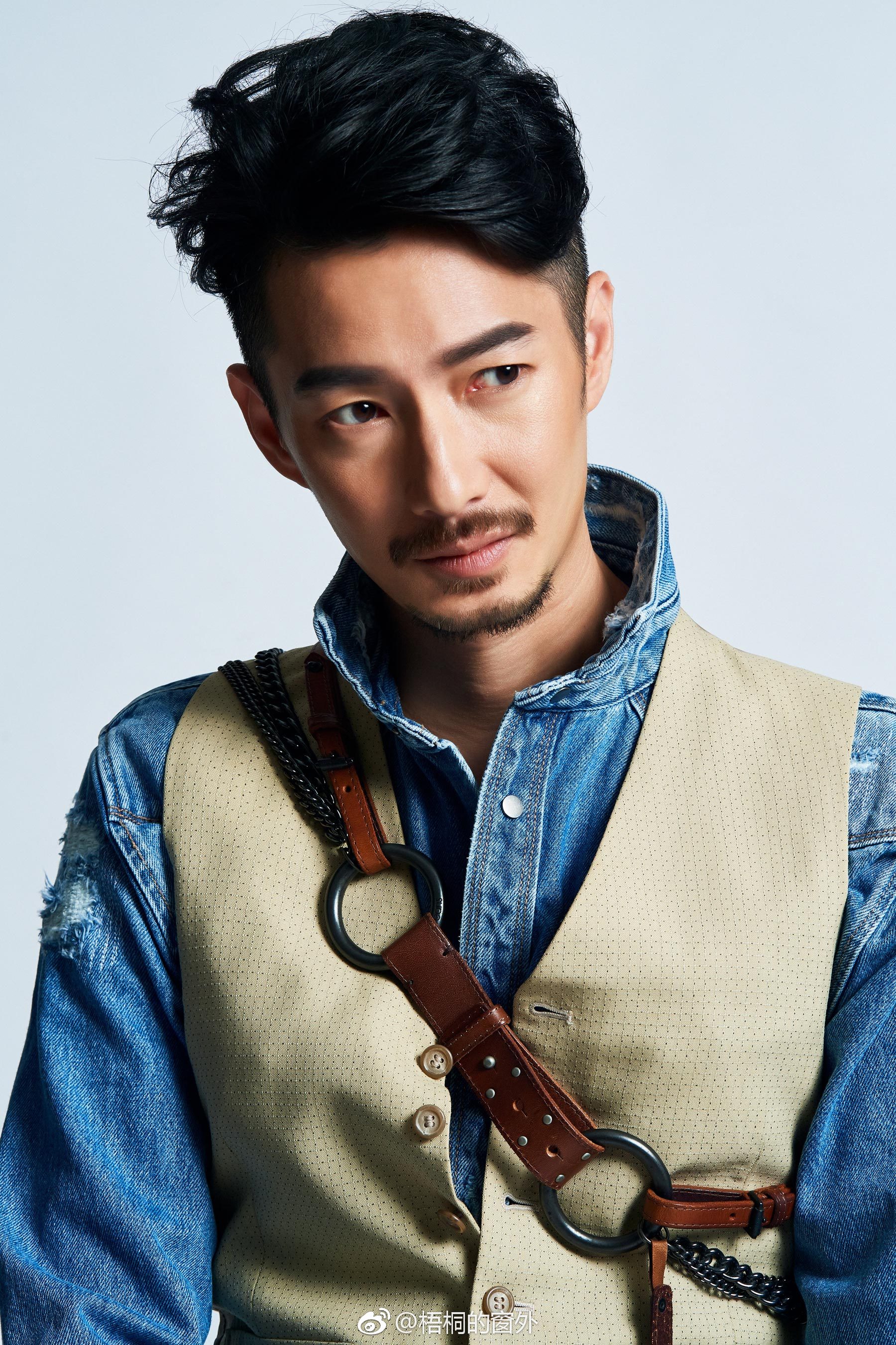 演员@周咏轩wasir 曝光一组时尚大片, 帅气有型演绎"行走的画报"