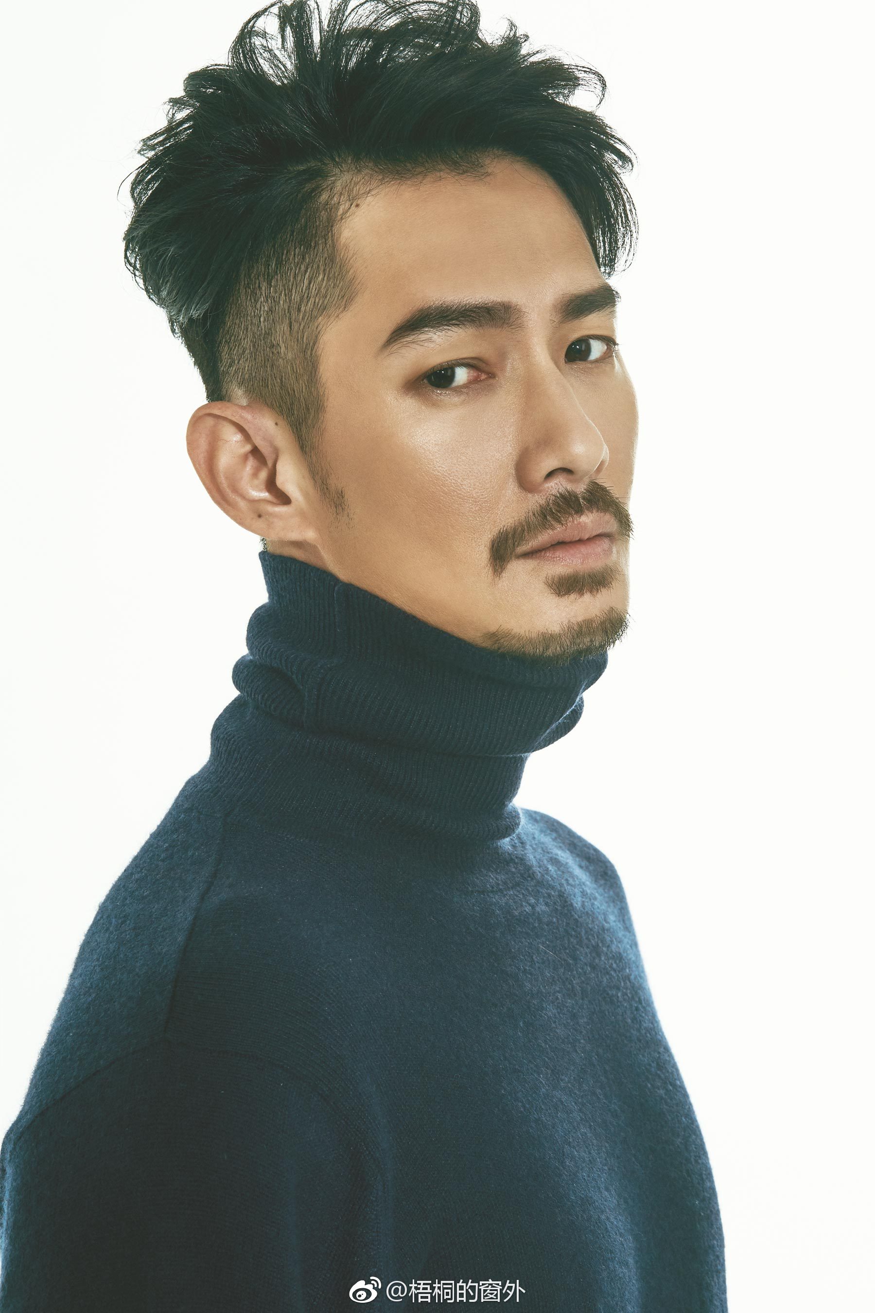 演员@周咏轩wasir 曝光一组时尚大片, 帅气有型演绎"行走的画报"