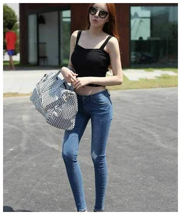 时尚街拍，牛仔裤穿出来帅气的感觉，彰显美女们的美丽身姿！