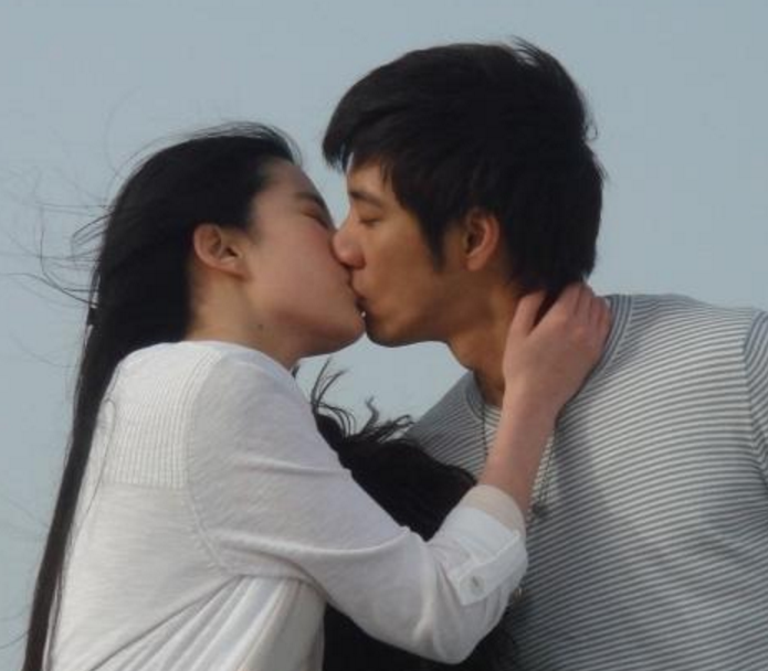 被称为"神仙姐姐"的刘亦菲也暗恋过明星,她的暗恋对象是知名歌手