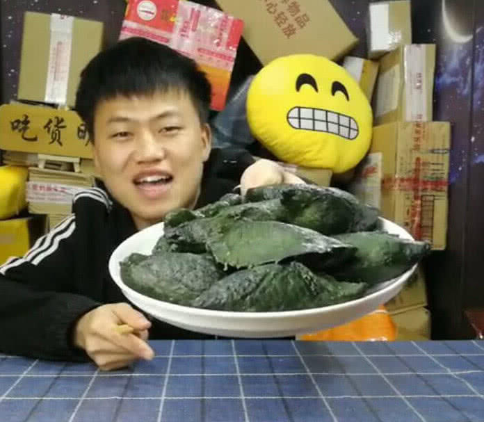 吃货明直播吃艾米果,网友看完都乐了:这不就是原谅色饺子吗