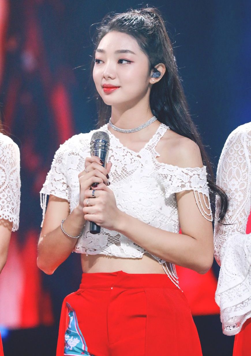 李紫婷登台表演,穿条短到接近大腿根的超短裤,看上去好性感