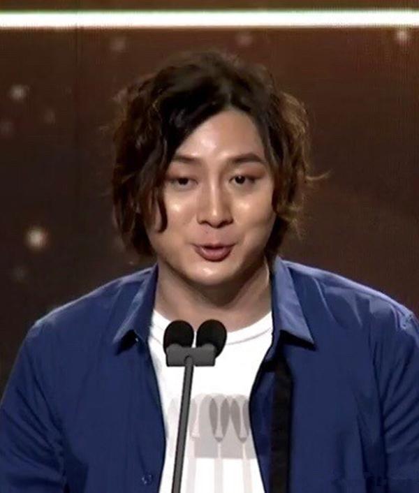 斗鱼张大仙晒美照,过于自恋骚出新高度,却遭粉丝揭老底了