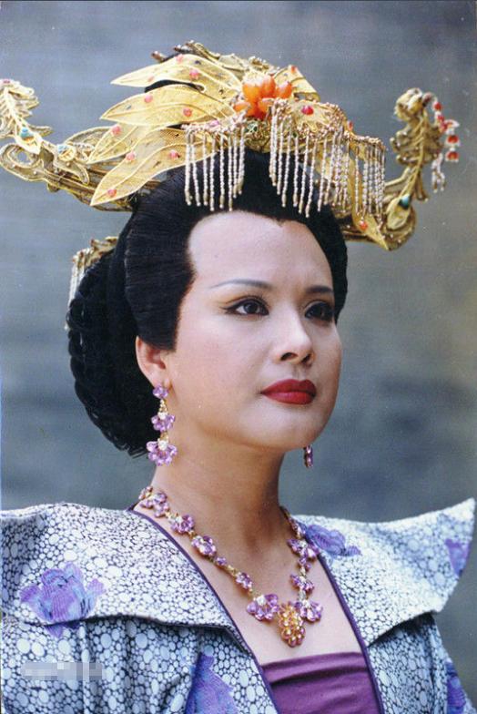 她因出演《西游记》惊艳全国,现成婆婆专业户,55岁依然美得动人|张青