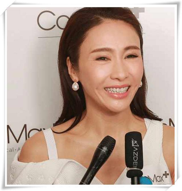 可近看就会发现,黎姿的面部有些奇怪啊,整体表情都给人一种僵硬的感觉