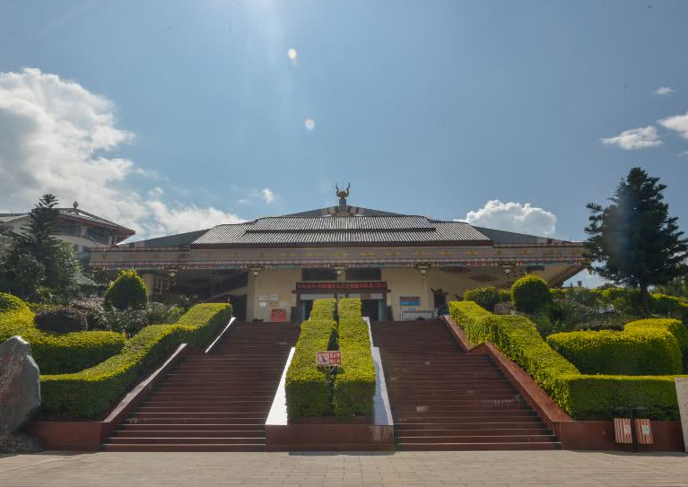 楚雄州博物馆位于楚雄市南端,于1995年7月建成开馆,建筑依山而建,将