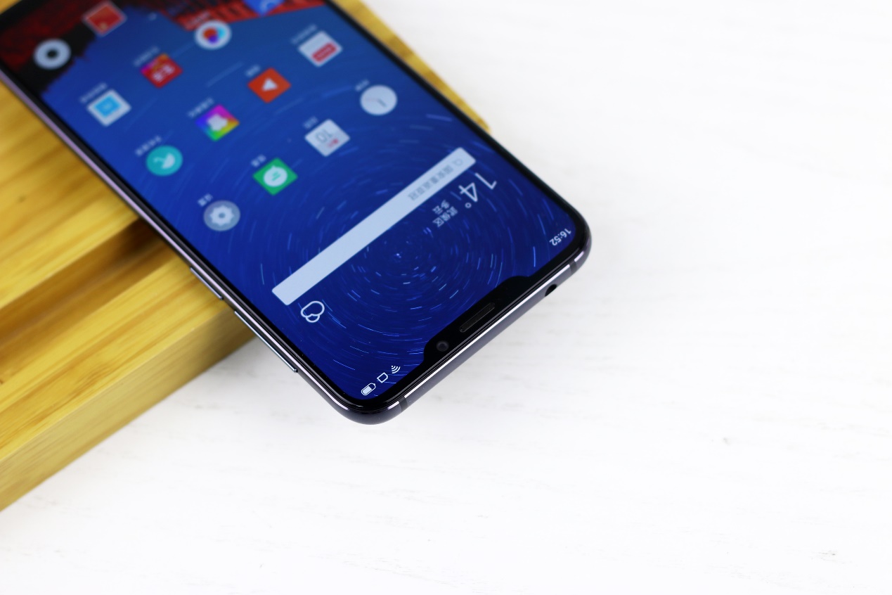 魅族出品一款独一无二的刘海屏手机魅族x8