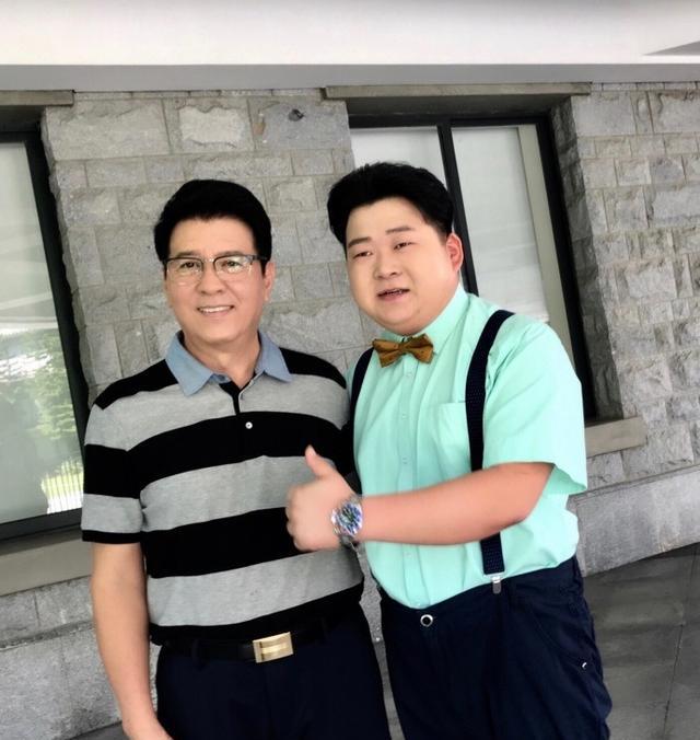 关晓彤爸爸晒与鹿晗合影旧照,两人并肩站立关系融洽