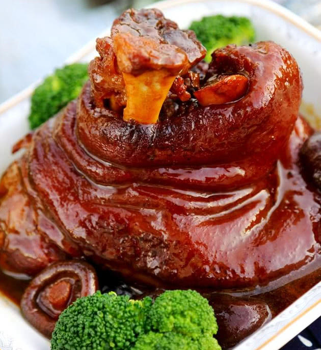软糯可口,香而不腻的冰糖肘子