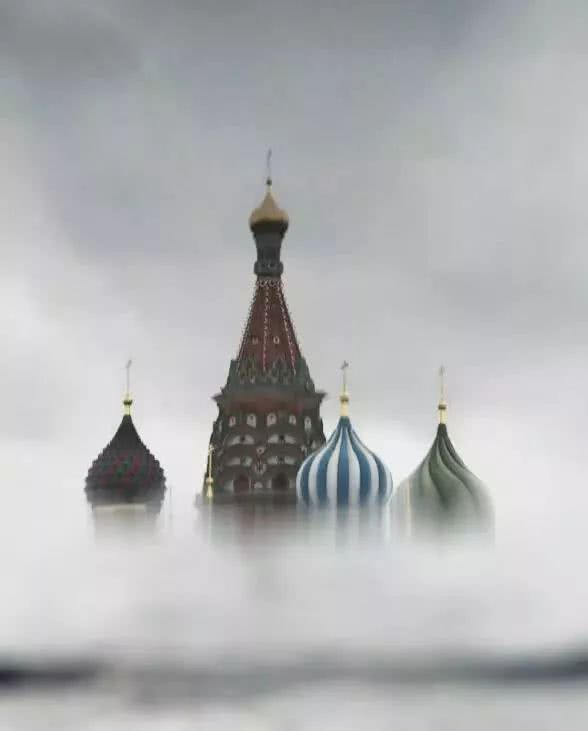 这是一张主动倒置手机镜头进行构图的照片,创作的动力来自笔者亲身