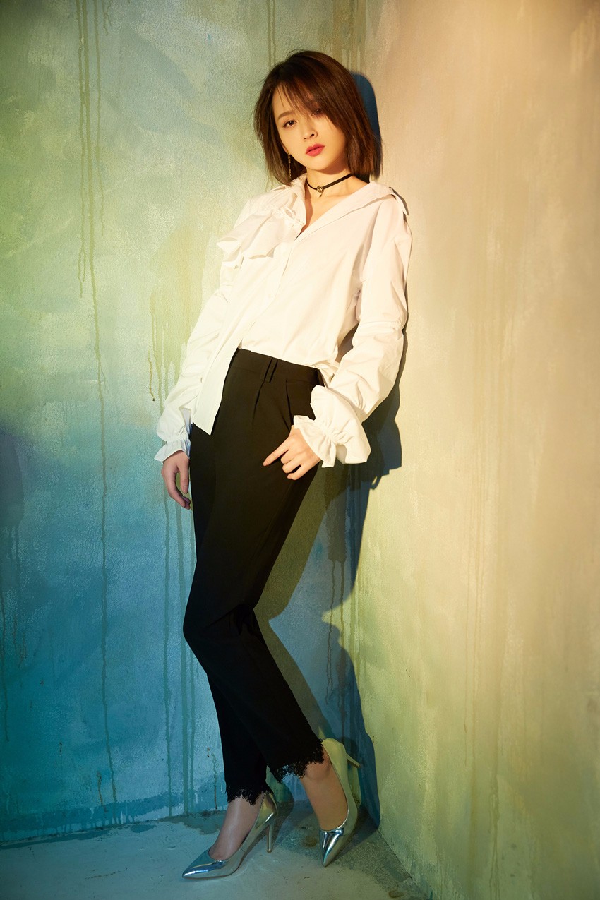 邓莎光影写真大片曝光 眼神深邃气场撩人