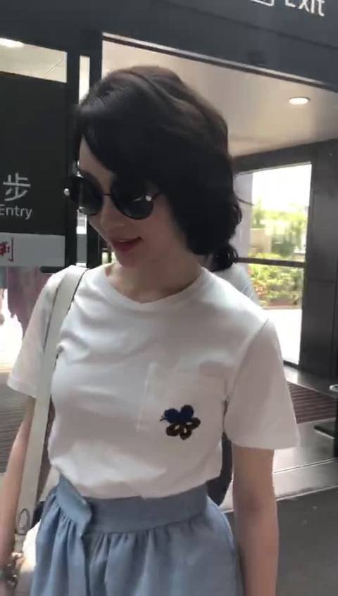 陈数现身机场 获儿子接机自豪甜笑展母爱