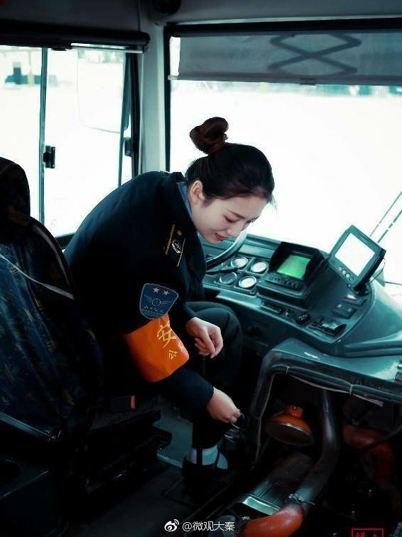 实拍:西安最美公交女司机,网友围观求车牌号