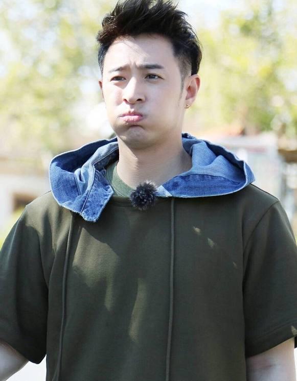 潘玮柏被发现偷吃食物, 秀侧颜, 发文称: 我有点困惑!