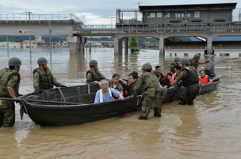 3万人被迫避难,日本自卫队派出大批人员和设备前往灾区投入救灾.