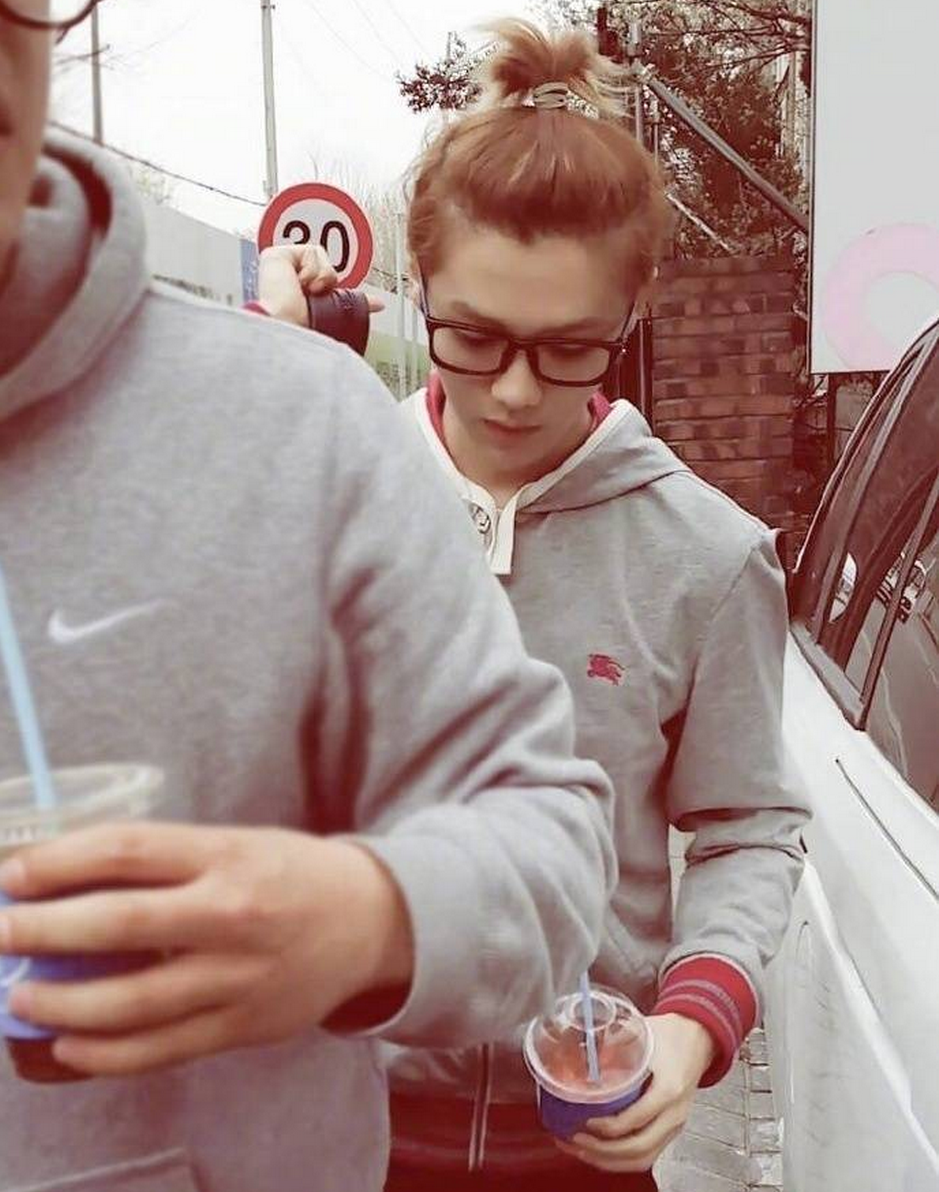 鹿晗顶"苹果头",独特方式庆祝出道六周年,勾起粉丝回忆!