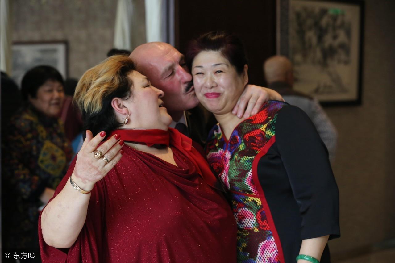 女儿的婚礼上,老丈人丈母娘高兴坏了,就因为嫁了个