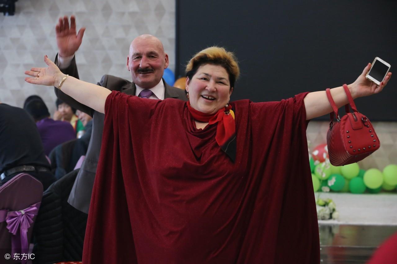 女儿的婚礼上,老丈人丈母娘高兴坏了,就因为嫁了个