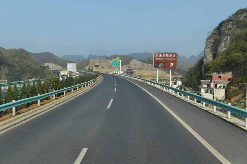 在高速公路开车时的"远躲近撞"到底是什么意思?