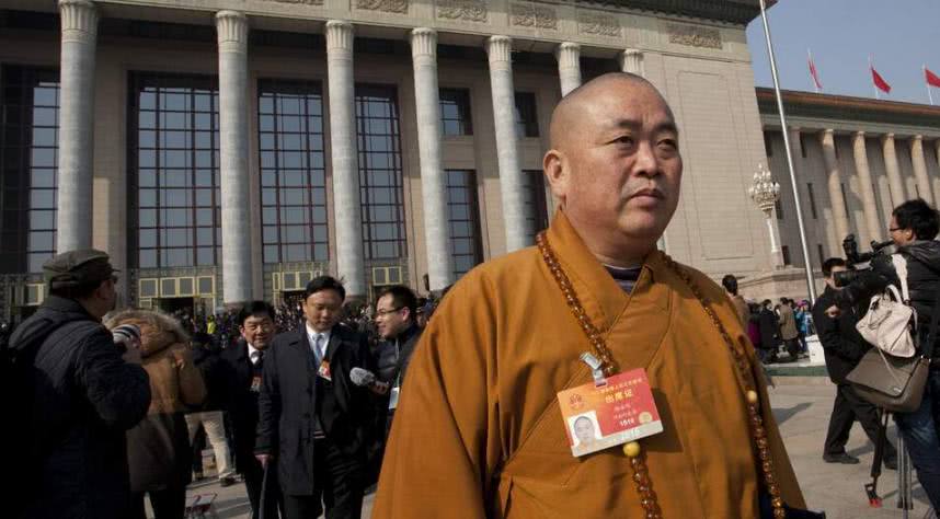 开豪车代步,守着几十亿财富,他却告诉人们要"四大皆空"