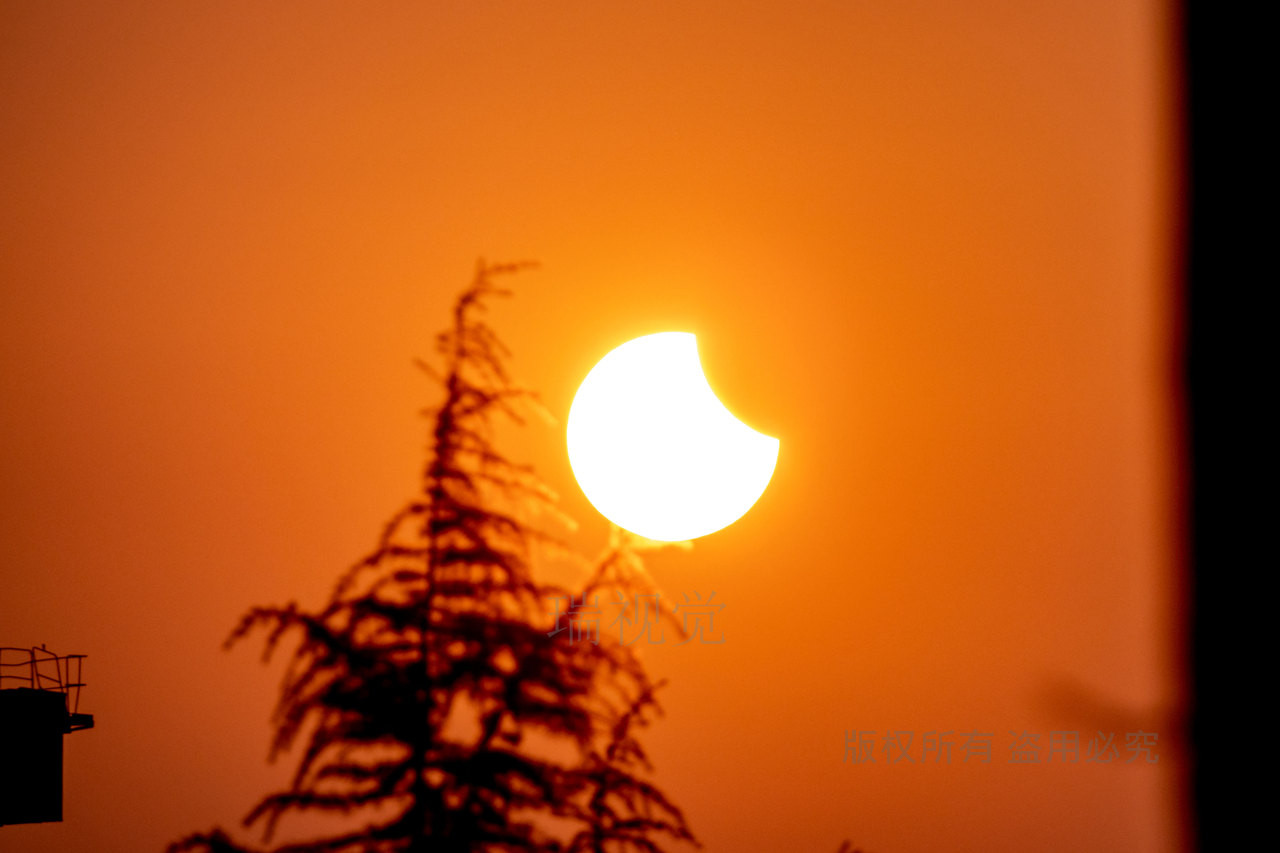 天狗咬日日偏食奇观:今天带食日落,下次日偏