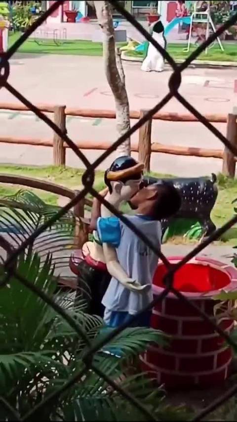 小男孩偷偷亲吻公园里的小女孩,临走时才发现是个雕塑!不过.