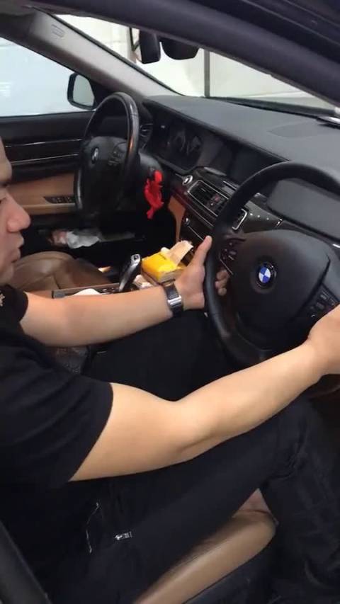 这宝马竟然需要三个司机来驾驭它